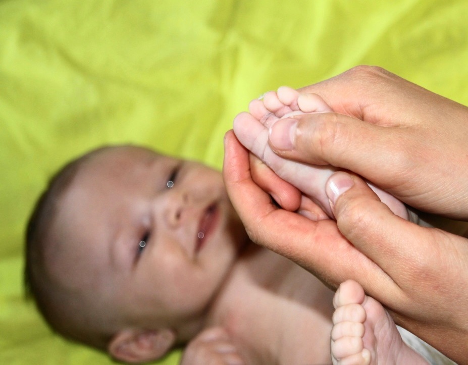 Photo ostéopathie sur bébé