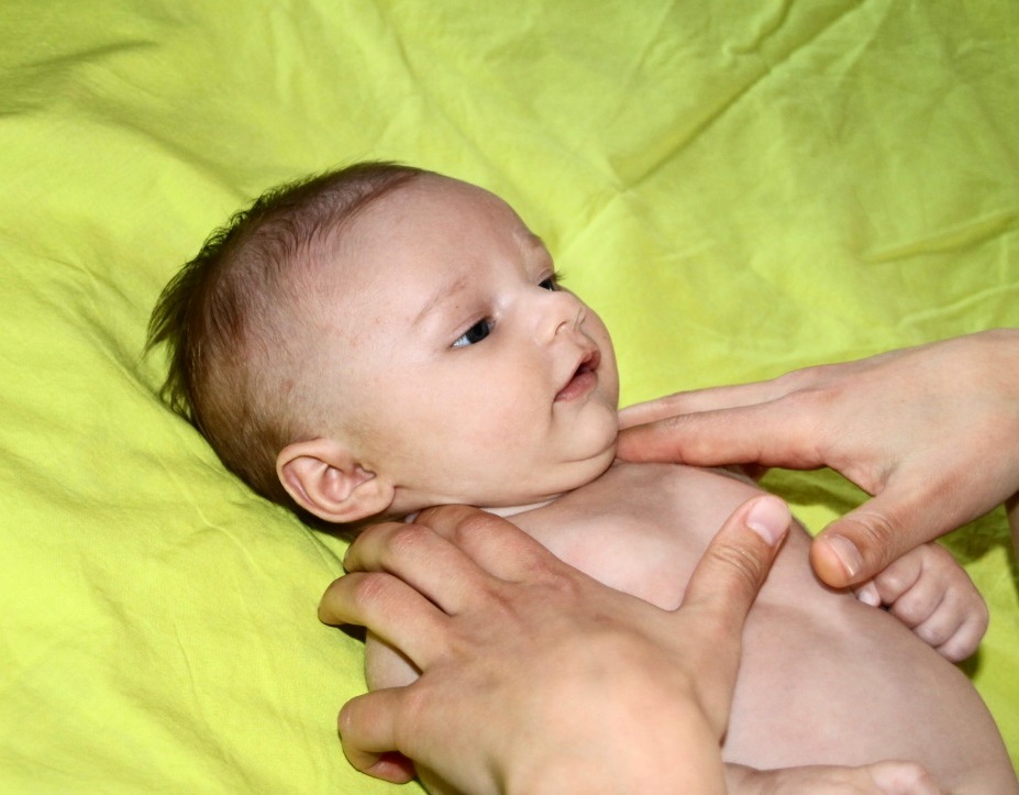 Photo ostéopathie sur bébé