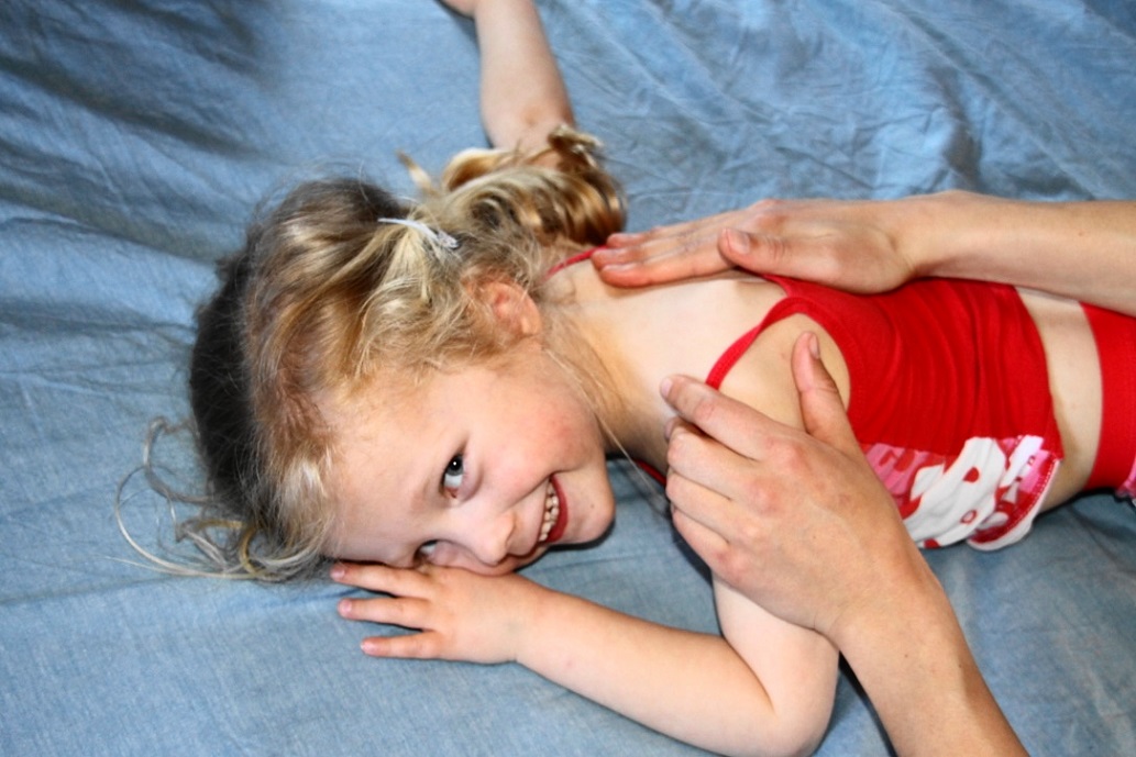 Photo ostéopathie sur enfant